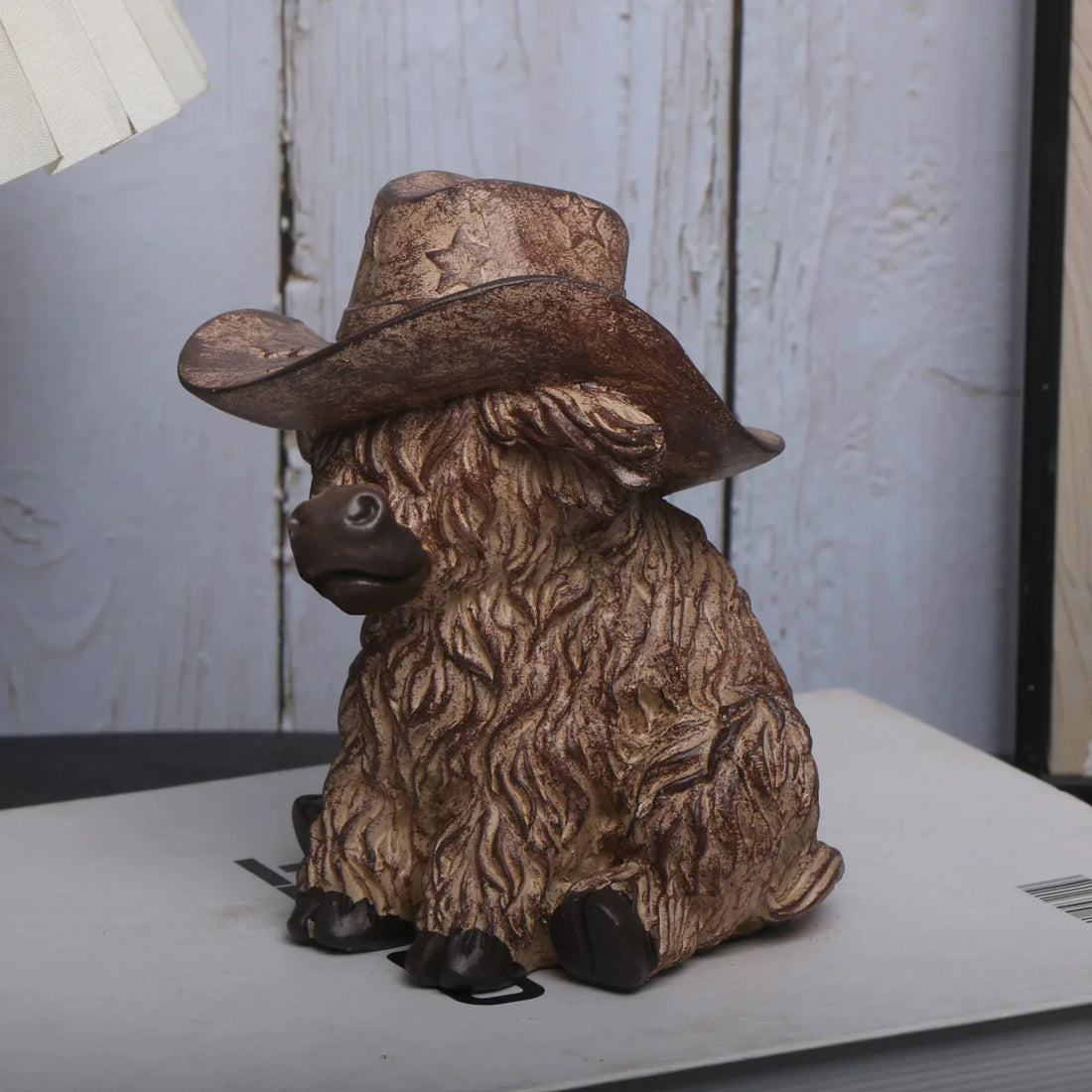 Charming Highland Cow Figurine with Cowboy Hat - Rustic Resin Farmhouse Decor for Home & Garden, No Electricity Needed, Perfect