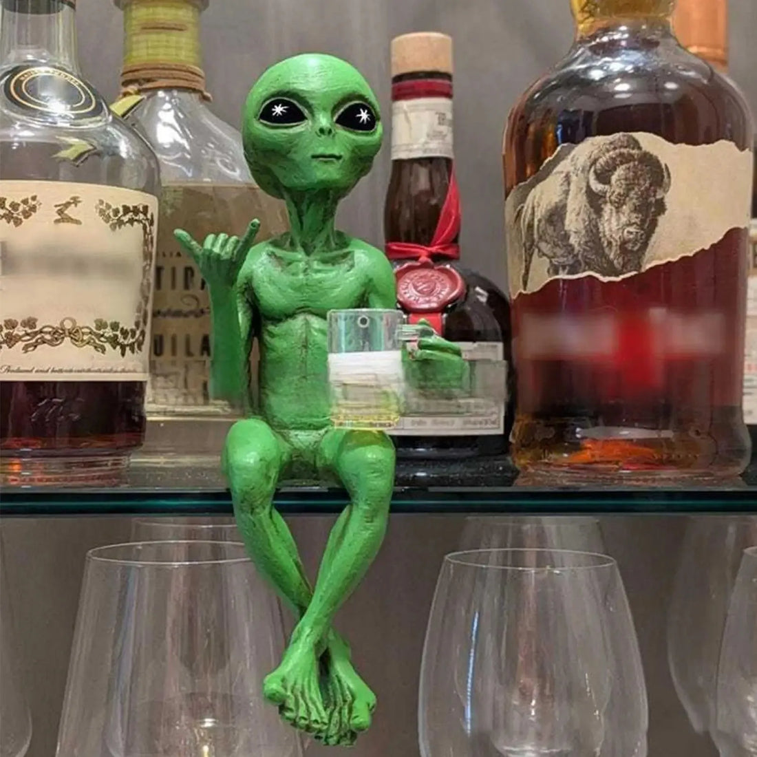 -Alien Statue Drinking Beer Alien Sculpture Resin Craft Novelty Funny Desktop Decoration Bookshelf Office Desktop Garden Decor